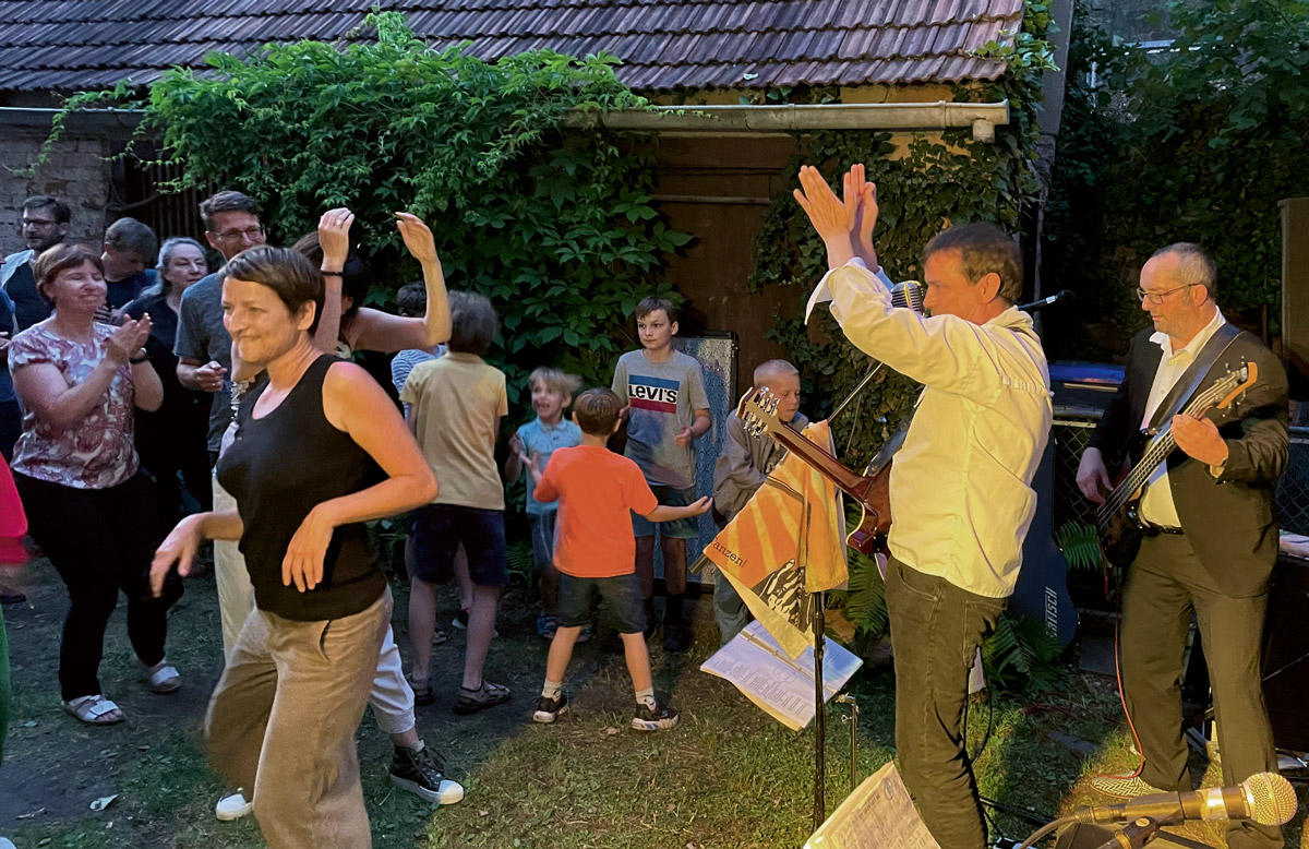 Rock’n’Roll Auftritt von der Band King Creole, zum Elbhangfest, am 24.06.2023 mit viel Publikum und coolen Lichtern, Am Pfarrgarten.