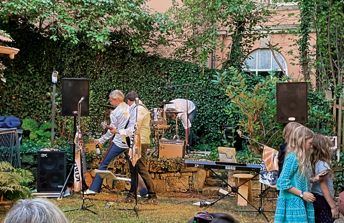 Rock’n’Roll Auftritt von der Band King Creole, zum Elbhangfest, am 24.06.2023 mit viel Publikum und coolen Lichtern, Am Pfarrgarten.